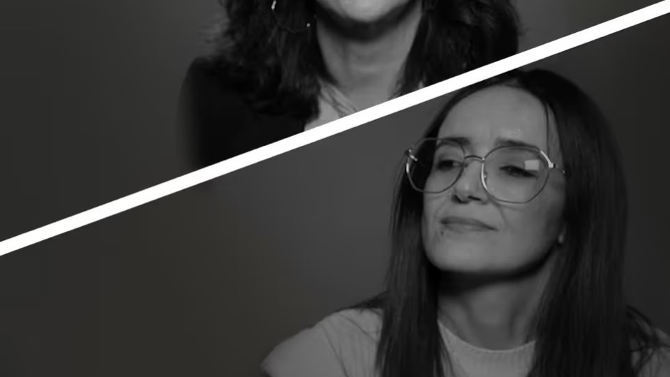 Khadija Azougach en noir et blanc, extrait de la vidéo Brut.