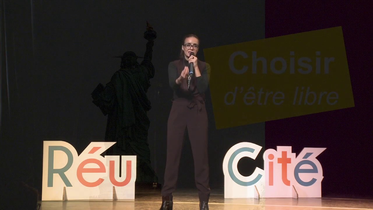 Khadija Azougach au micro sur la scène des rencontres RéuCité.
