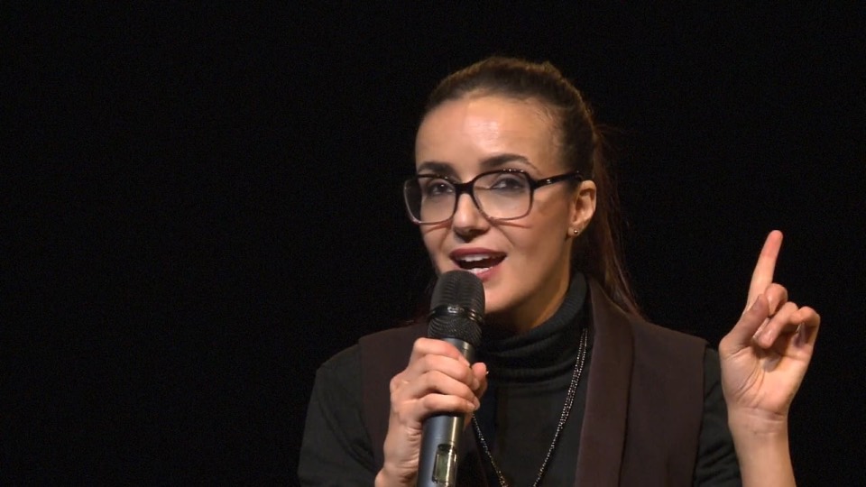 Khadija Azougach au micro pendant la conférence RéuCité.